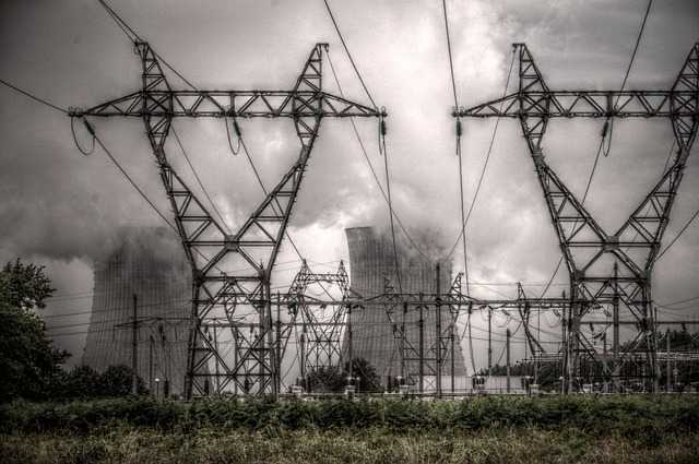 Estudiantes en un aula de Valencia participando en un taller sobre ecosistemas de crowdfunding
